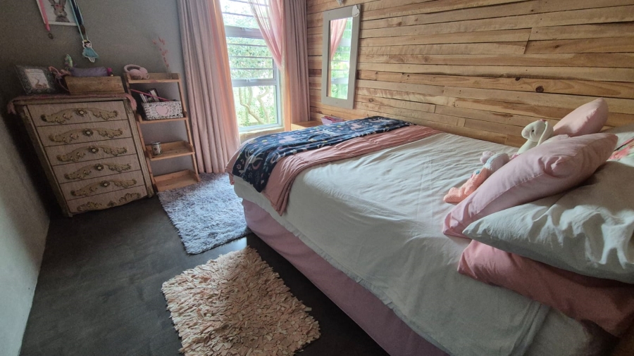 To Let 4 Bedroom Property for Rent in Wavecrest Eastern Cape